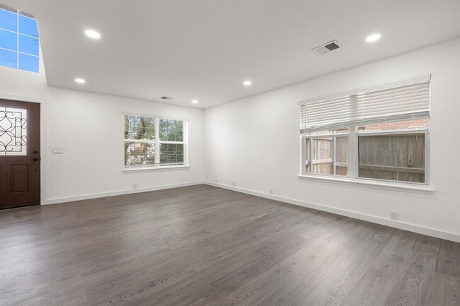 Photo - 2204 Founder Dr