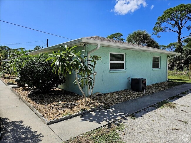 Building Photo - 636 Olive St Rental