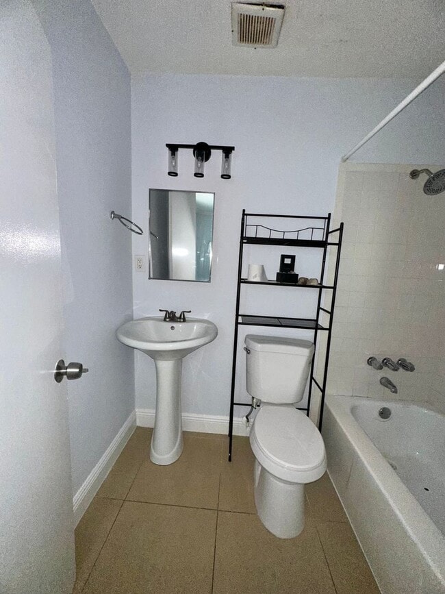 Photo - 2 Bed 2 Bath Apartment Near Downtown Fort Myers