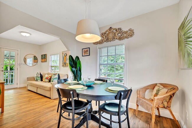 Photo - 1826 NW S River Dr