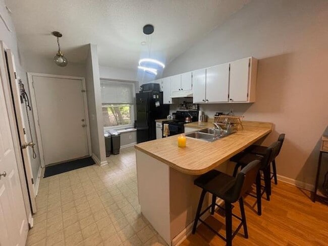 Photo - 907 W Chatham St