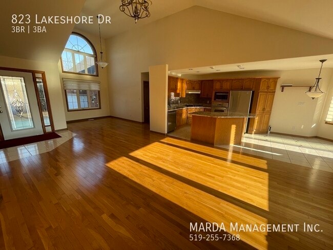 Photo - EXECUTIVE LAKEFRONT PROPERTY - 3 BED/3 BATH - PLUS HYDRO, WATER & GAS!