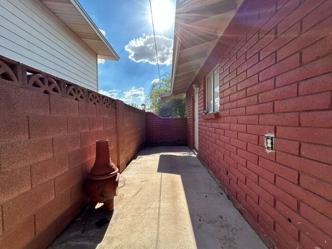 1101 N April Cir