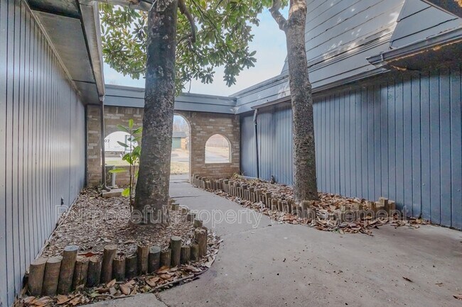 Photo - 6814 Lancer Ln