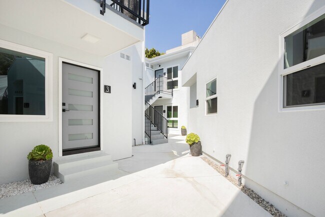 Photo - 1346 N Stanley Ave
