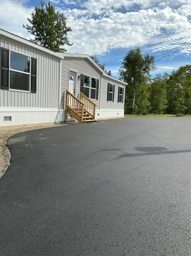 Building Photo - Quiet country living Rental