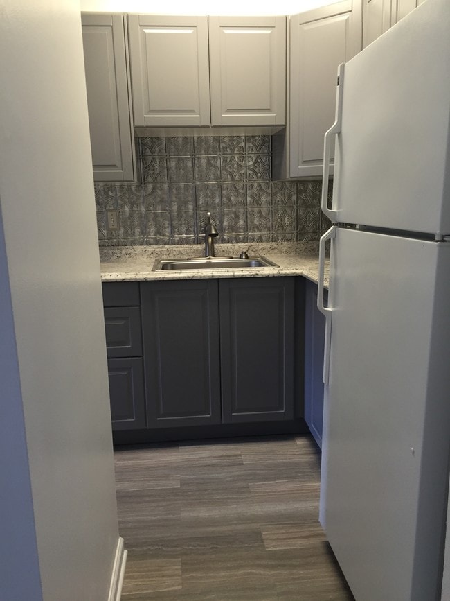 Kitchen - 694 Robinwood Dr Unit B