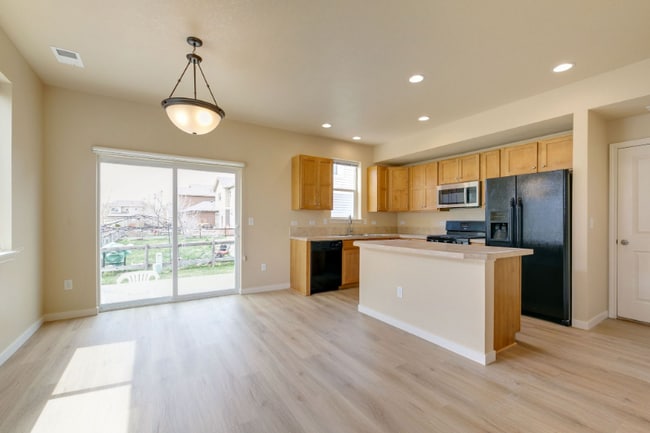 Photo - 409 Toronto St