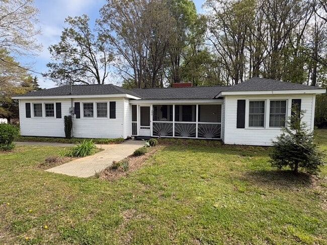 Building Photo - Fully furnished house on the outskirts of town.