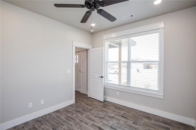 Photo - 104 White Oak St