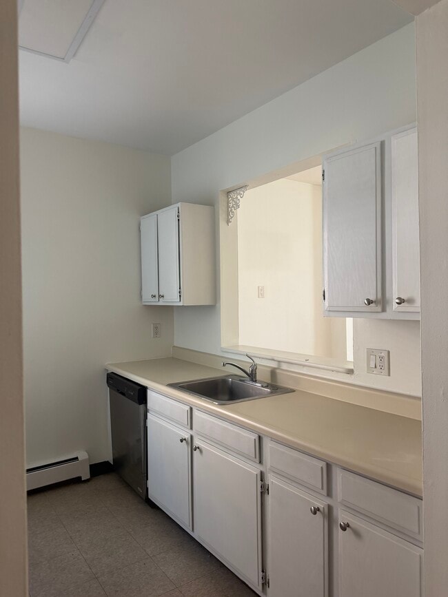 Building Photo - 6 N Clover St Unit 1