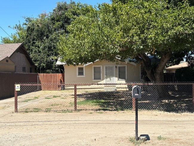 Building Photo - Affordable 1 bedroom 1 bathroom home on Marks and McKinley.