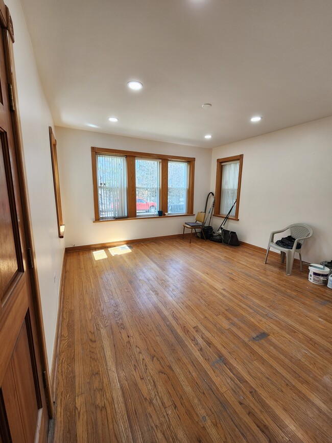 Living room - 4717 N Keating Ave Apartments Unit Floor 1