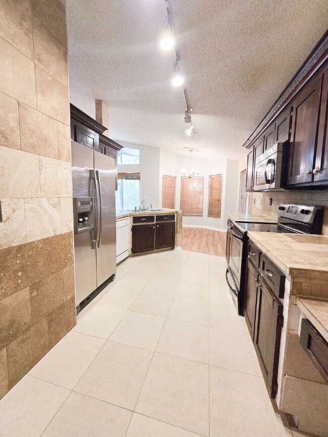 "Charming 3-Bedroom Home with 2 Full Baths in Lakeland – Spacious 1514 Sq Ft Haven!"