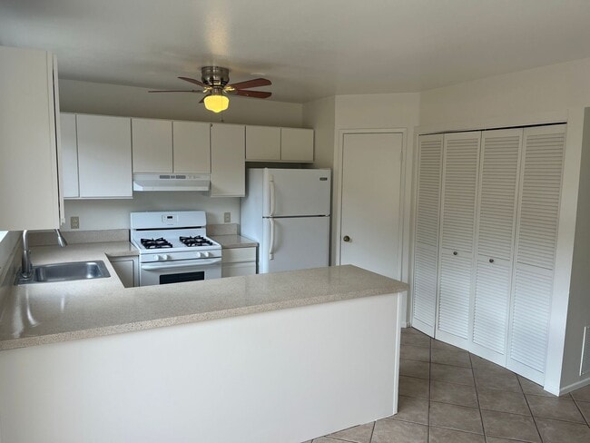 1047 Golden Rd Unidad C