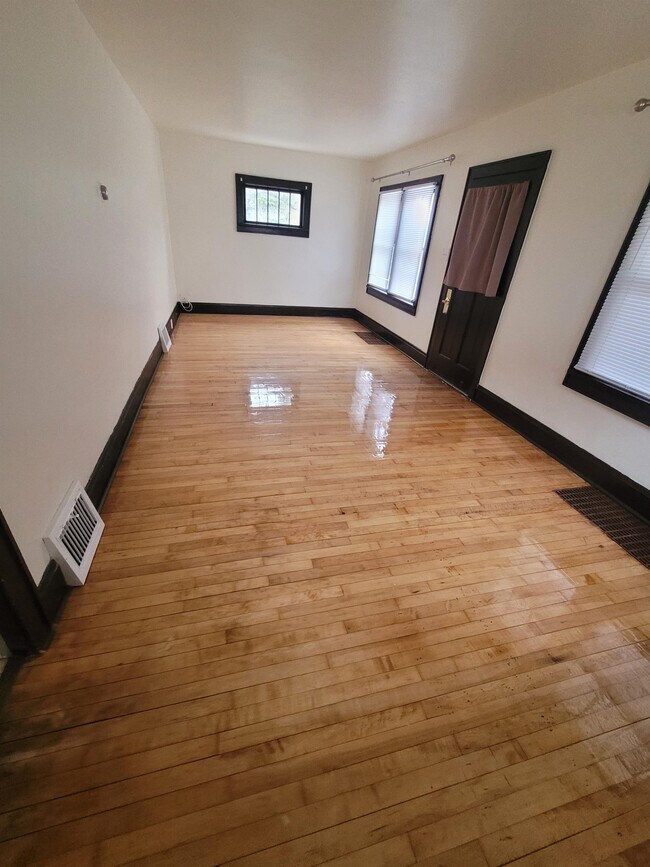 Photo - 1478 E Mason St