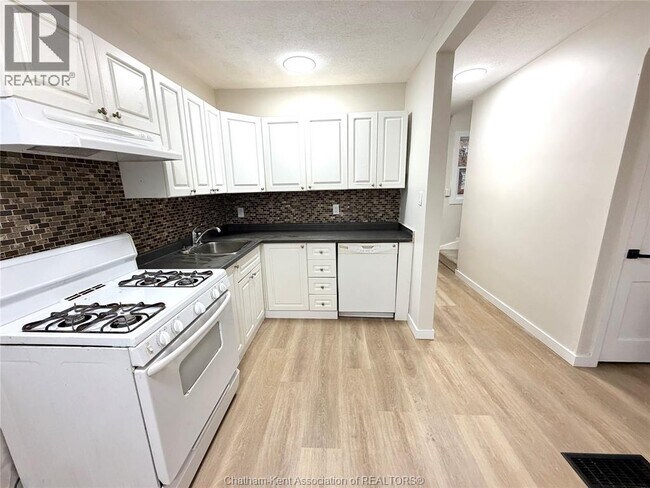 Photo - 149 Tweedsmuir Ave W