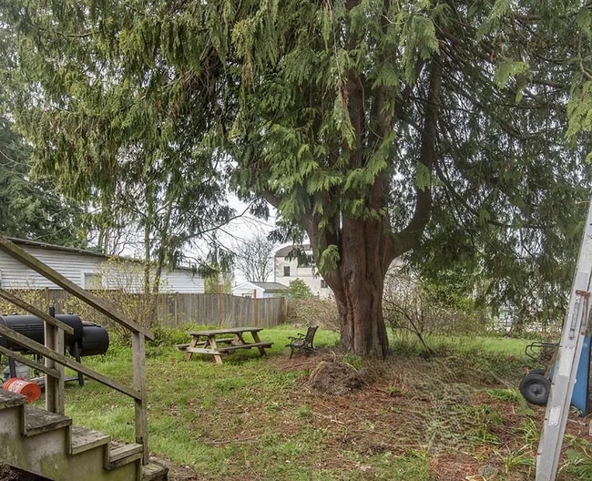 Building Photo - 10541 Phinney Ave N