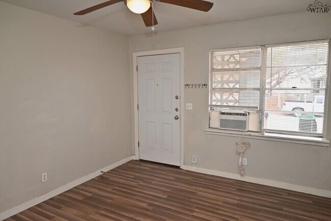 Photo - 600 E 1st St