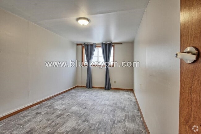 Building Photo - Spacious  3 Bed, 1 Bath  Daylight Basement... Rental