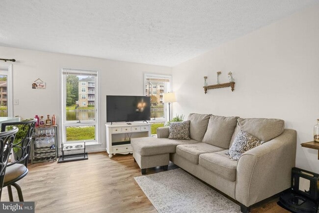 Building Photo - 44759 Woodlake Ct Unit 2C