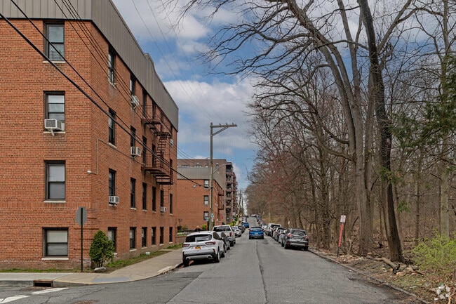 Context - 44-56 Parkway N