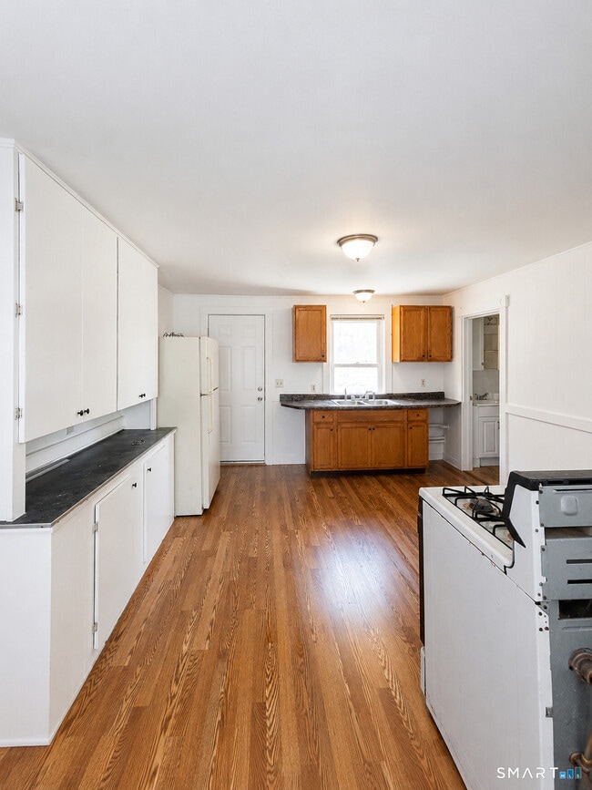 Building Photo - 136 Chapman St Unit 2B
