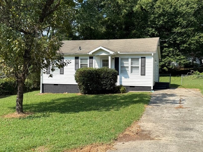 Building Photo - Charming 3 bedroom Bungalow Rental