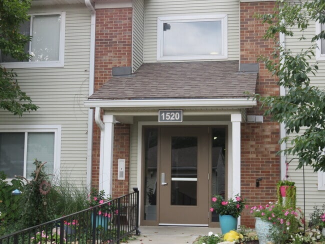 Building Photo - 1520 Lake Pointe Way Unit 6 Rental
