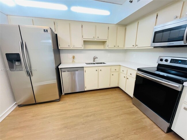 Photo - 919 Hillcrest Dr Unit 302