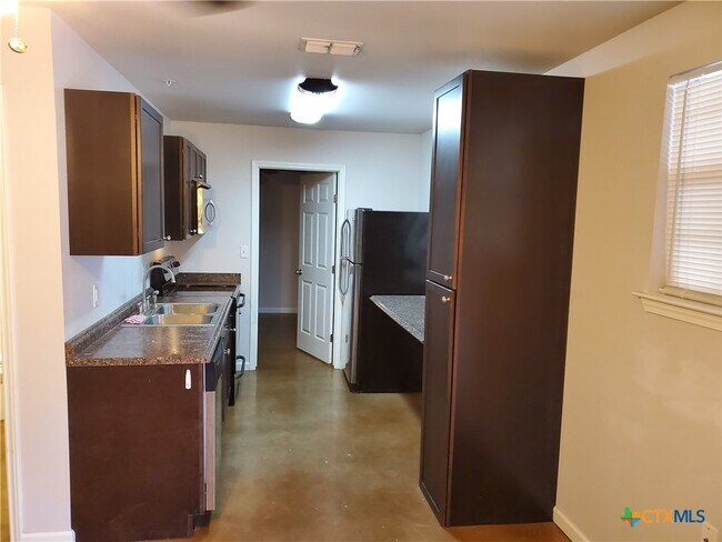 Photo - 1037 W Court St Unit B