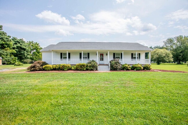 Building Photo - Beautiful 5-Bedroom Retreat with in-ground... Rental