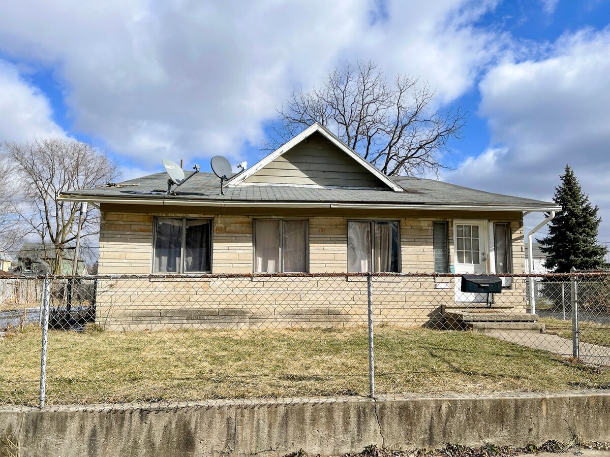 Fenced Yard - Fenced Yard House