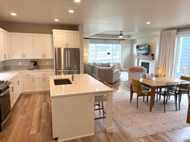 Photo - 3215 NE Boulder Crk Dr