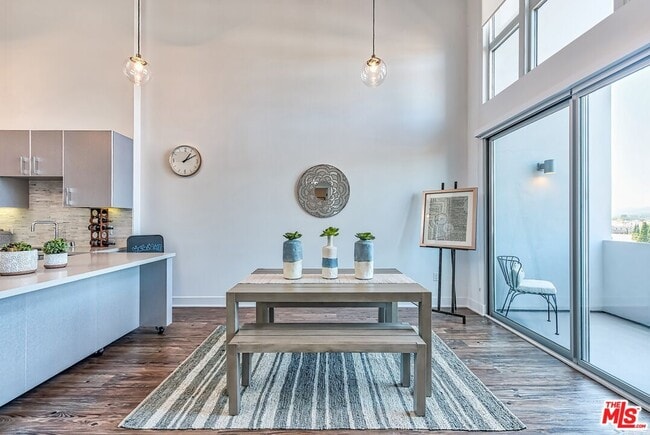 Photo - 1168 S Barrington Ave Unidad 603