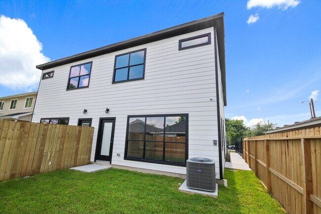 Photo - 5415 Bacher St