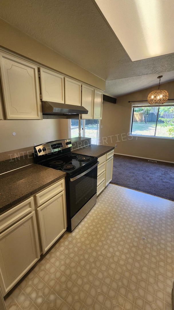 Photo - 3 bd 2 ba Ranch Style Beaverton Home with W/D in Unit, 2 Car Garage and Large Fenced Yard!