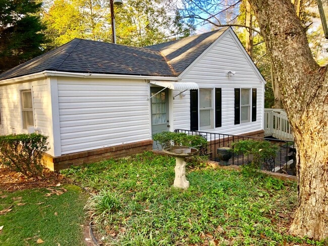 Building Photo - Renovated 1 Bd/ 1 Ba Cottage w/ Loft Walki...