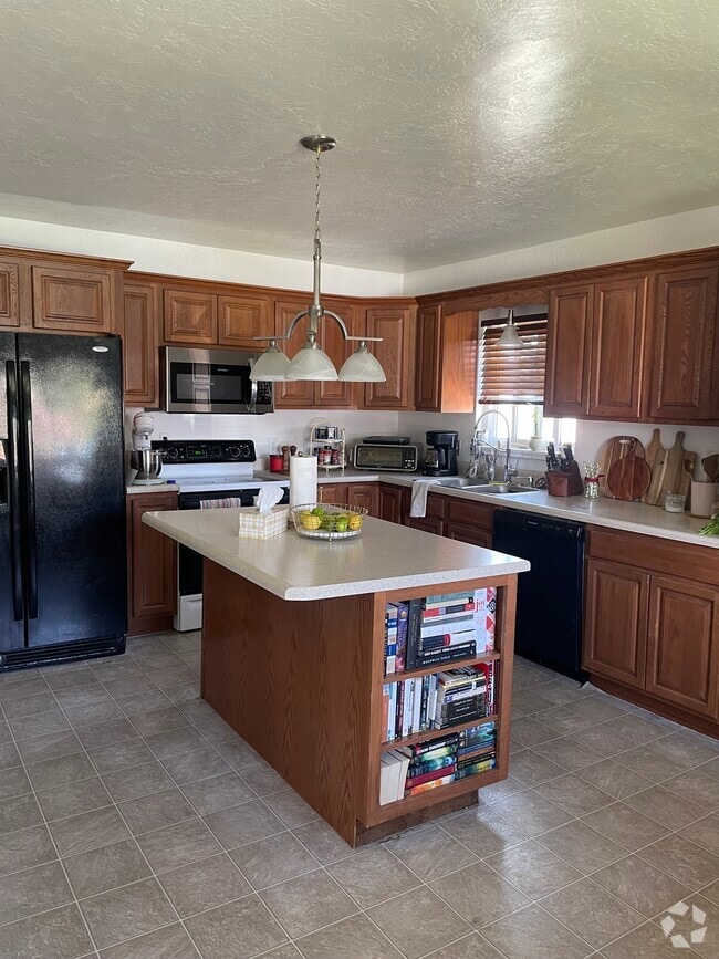 Building Photo - 633 N Placer Ct Rental