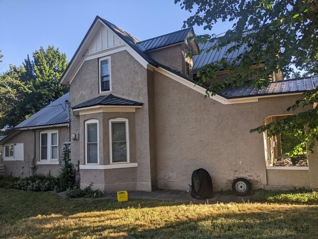 Photo - 835 E 6th Ave