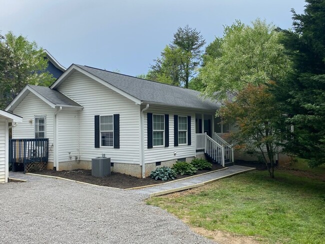 Spacious 4 bedroom 2 bathroom - Spacious 4 bedroom 2 bathroom House
