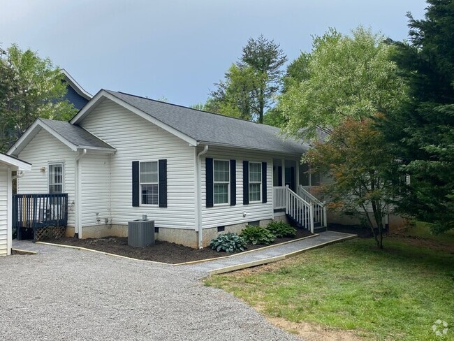 Building Photo - Spacious 4 bedroom 2 bathroom Rental