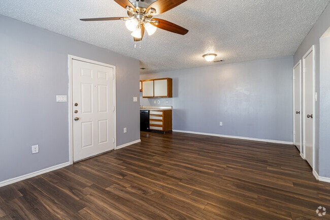 2BR, 2BA - 871SF - Living Room - The Boulders at Bois D'Arc Creek