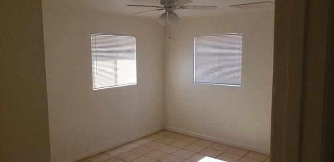 Photo - 114 W Riley Dr