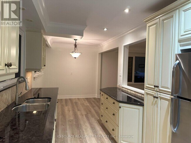 Photo - 570 Wingrove Crescent