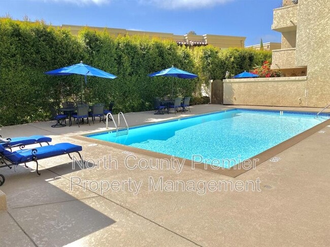 Building Photo - 2420 Torrey Pines Rd Unit B202