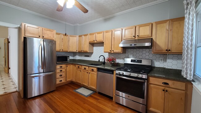Building Photo - 49 Temple St Rental