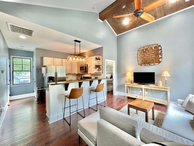 Building Photo - 1 Bed Apartment with TWO CAR GARAGE! Unit B