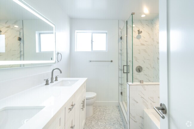 Baño - 605 San Vicente Blvd