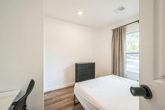 Photo - 364 Adelle St SE